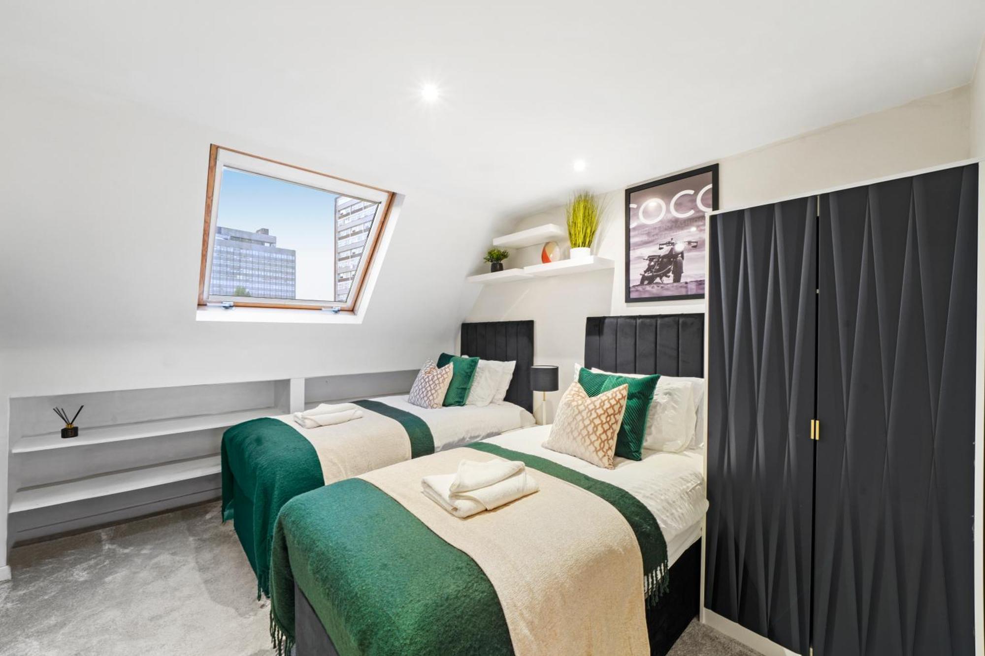 Stylish Flat In Fulham - Great Views!- Sleeps 6 * London